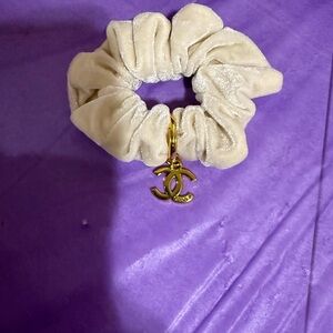 Fashion Chanel Beige Scrunchie with Gold Logo Charm